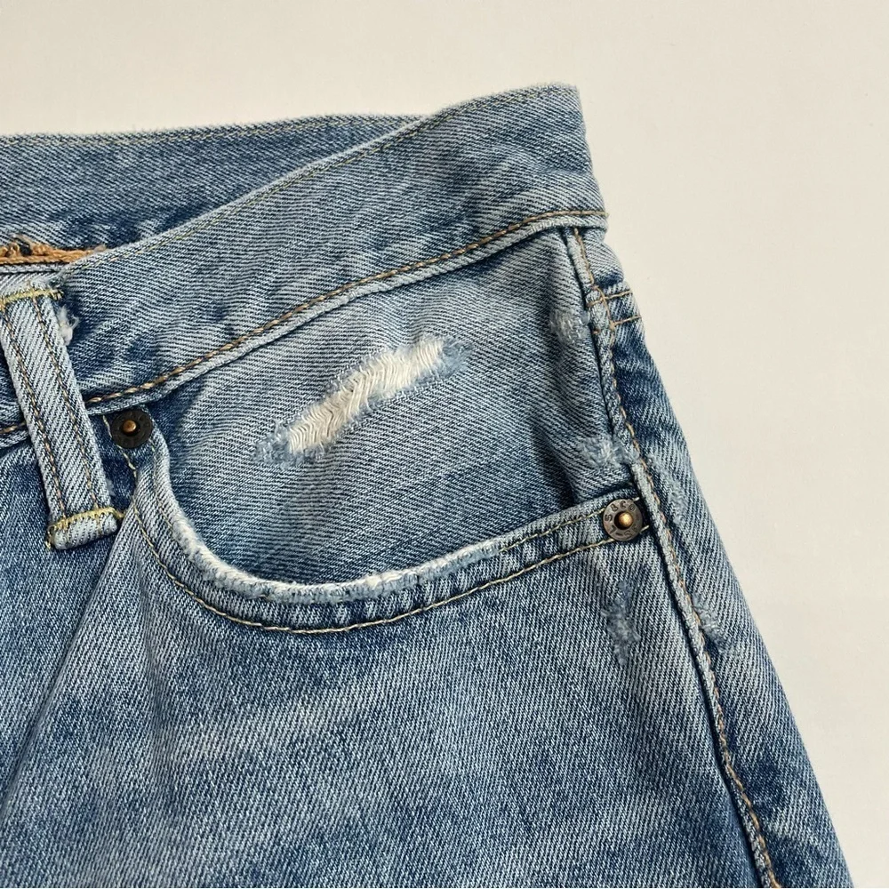 LEVI’S 511 distressed jeans